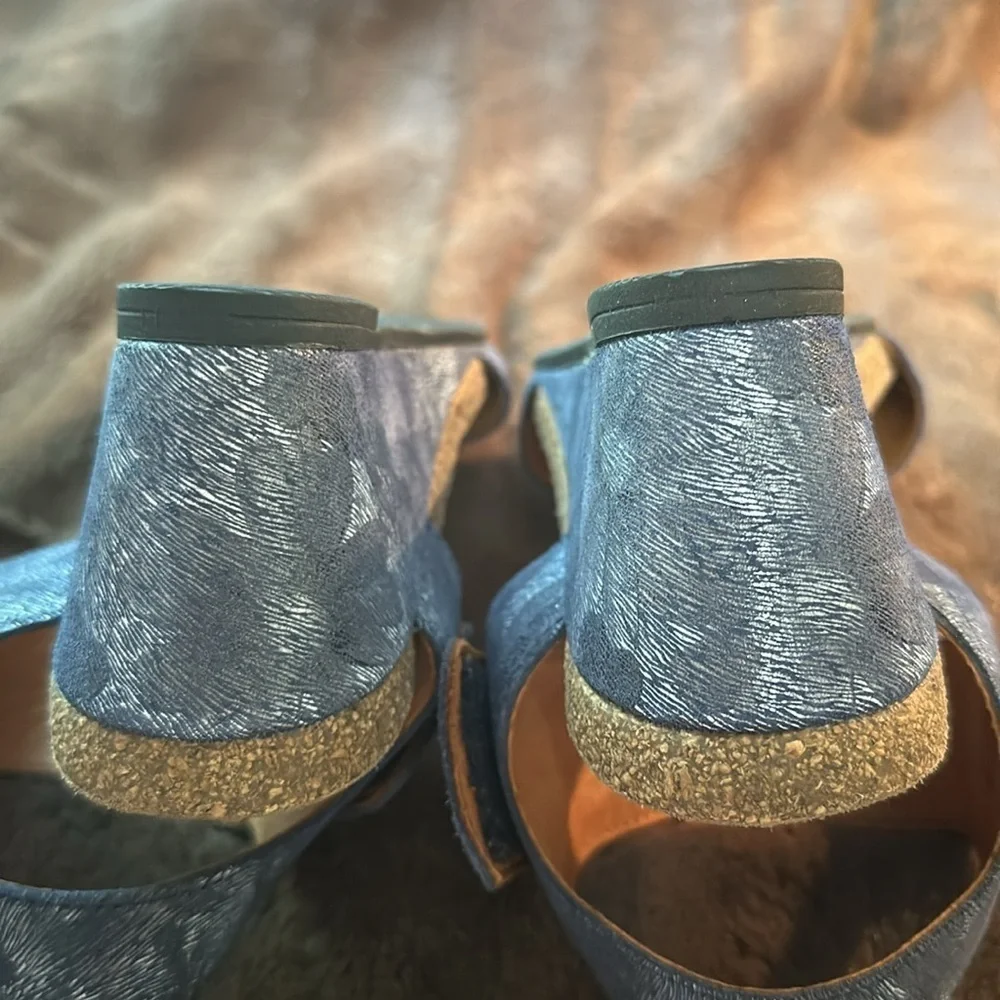 TAOS  Carousel 2 Blue Floral Leather Wedge Sz 7/7.5
